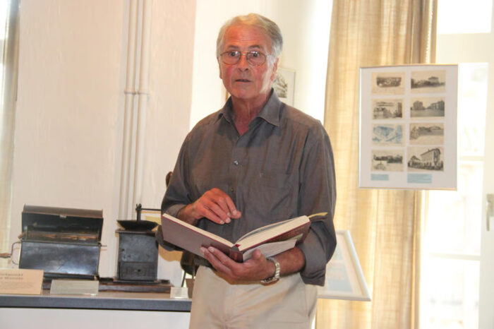 Hans Geisser liest im Museum aus einem Buch vor
